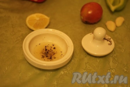 Нут промыть под проточной водой, переложить в миску, залить достаточно большим количеством холодной воды (воды должно быть, как минимум, в 3 раза больше, чем нута) и оставить на 8 часов. Затем воду слить, нут ещё раз промыть. Переложить промытый нут в кастрюлю, залить чистой холодной водой (воды должно быть в 3 раза больше, чем нута), поставить на сильный огонь. После закипания, уменьшив огонь до минимума, варить нут до мягкости (ориентировочно в течение 1,5-2 часов). Затем слить воду, в которой варился нут, но не выливать. Эта вода нам потребуется в дальнейшем для регулирования густоты хумуса. Кунжут обжарить на сухой сковородке в течение 1 минуты, помешивая. Измельчить в ступке чёрный перец, вместе с кунжутом, добавить лимонный сок и соевый соус, слегка взбить вилкой и лимонная заправка для хумуса готова.