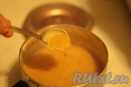 К получившемуся пюре из нута и овощей добавить лимонную заправку и тщательно перемешать хумус. Посолить по вкусу и ещё раз перемешать. Добавить в хумус немного жидкости, в которой варился нут, добиваясь желаемой для вас густоты. Вот и всё, наше блюдо полностью готово.