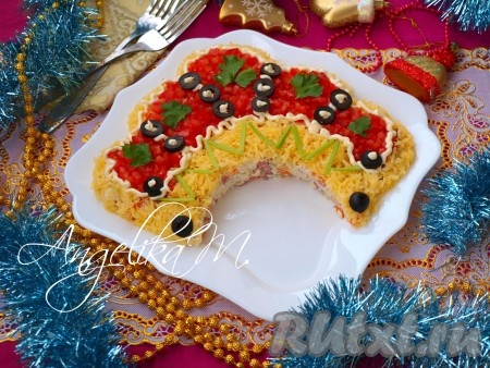 Затем нарезать мелко болгарский перец и натереть сыр. Сыром обсыпать салат по кругу, а верх салата аккуратно выложить болгарским перцем. Украсить салат маслинами, зелёным луком, петрушкой и майонезом. Салат "Русская красавица" с ветчиной не требует настаивания, поэтому его можно сразу подавать на праздничный стол.
