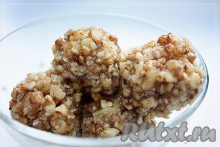 Сформировать желаемую форму (руки смочить в воде). Можно положить в формочки или просто сделать шарики, или, как вариант, сделать плитку, убрать конфеты минут на 30 в морозилку.
