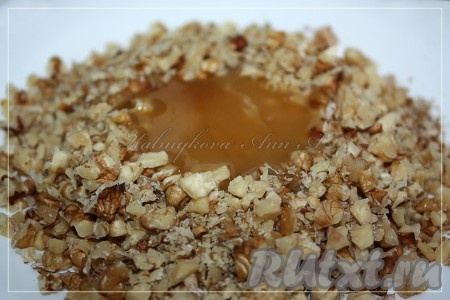 Добавить мед и хорошо перемешать.
