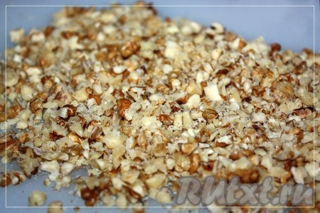 Орехи измельчить достаточно мелко.