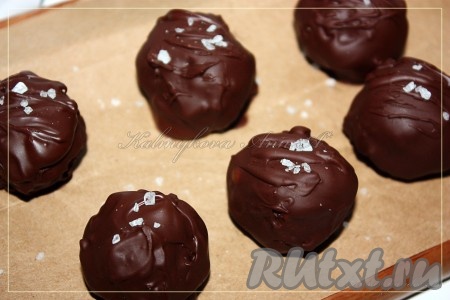 Сверху посыпать несколькими кристалликами морской соли и убрать пралине из орехов в холодильник или морозилку на час.
