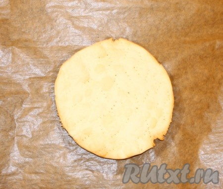 Выпекать в разогретой духовке 7-10 минут до слегка золотистого цвета (ориентироваться по своей духовке - следить чтобы не сгорели), готовый корж выложить на стол и охладить. Таким образом испечь все коржи, из обрезков теста будет 2-3 лишних коржа - они пойдут на обсыпку.
