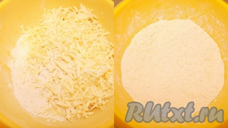 В воду добавить соль, уксус и убрать в морозильную камеру на 15 минут. Муку просеять в широкую миску, масло из холодильника натереть на крупной терке или порезать кусочками, добавить к муке, все перетереть в крошку.