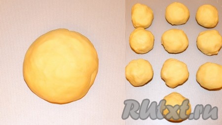 Тесто разделить на одинаковые части-шарики - у меня получилось 10 и убрать в холодильник на 30 минут. А пока включить духовку на 200 градусов.