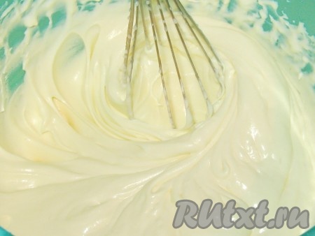 Для приготовления масляного крема: сливочное масло комнатной температуры и ванильный сахар взбивать миксером на низкой скорости до пышности, затем, не переставая взбивать, постепенно - по 1 столовой ложке - добавлять сгущенку, тщательно взбивая после каждой порции, крем должен получиться однородным, блестящим.
