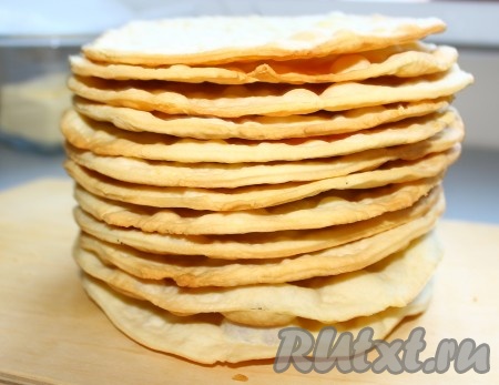 Выпекать в разогретой духовке 7-10 минут до слегка золотистого цвета (ориентироваться по своей духовке - следить чтобы не сгорели), готовый корж выложить на стол и охладить. Таким образом испечь все коржи, из обрезков теста будет 2-3 лишних коржа - они пойдут на обсыпку.