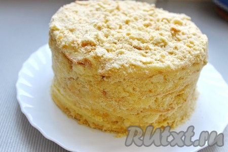 Собрать торт "Наполеон": коржи уложить стопочкой (2-3 оставить для обсыпки), хорошенько промазывая масляным кремом, верх и бока так же &nbsp;обмазать кремом и обсыпать измельченными коржами.
