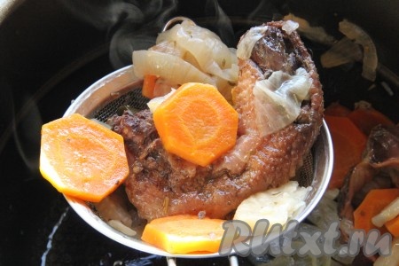 Готовый бульон процедить через мелкое сито.
