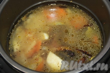 Залить все водой, я использовала 3 литра воды. Варить куриный бульон с овощами в скороварке 1,5 часа. Если используете плиту, томите наш бульон 2 часа на медленном огне.
