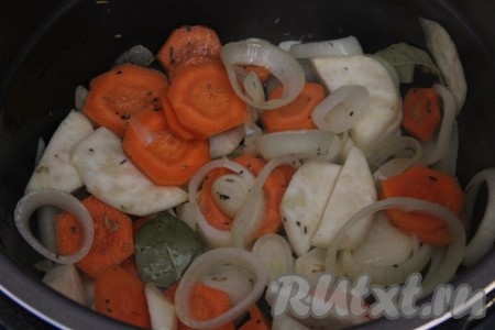 В скороварке или сковороде обжарить на растительном масле порезанные лук, чеснок, морковь, сельдерей и лук порей до легкого румянца. Добавить все специи, приправы и муку, перемешать. Добавить немножко воды и перемешать ещё раз всю массу.