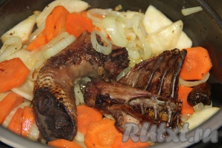 К овощам добавить запеченную курицу.