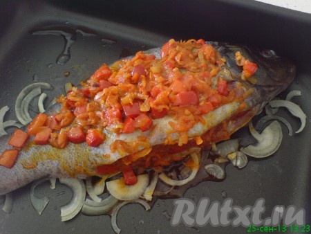 Линя фаршируем 1/3 частью начинки. И выкладываем рыбу на лук. Сверху выкладываем оставшуюся начинку.
