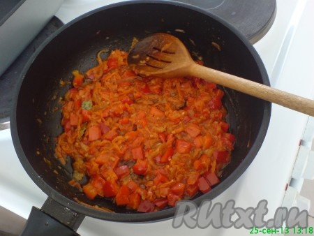 Займемся начинкой. Режем одну луковицу кубиками и отправляем обжариваться на растительном масле. Трем морковь на крупной терке, перец режем кубиками. Когда лук немного поджарится, добавляем к нему перец. Через несколько минут добавляем морковь, солим и еще немного все обжариваем.
