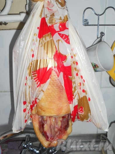 Далее следует тушку утки в вертикальном положении обдать кипятком и подвесить за крючок над раковиной. Я поместила уточку в пакет, сделав внизу отверстие.