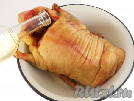 Затем уточку следует обтереть бумажным полотенцем и дать обсохнуть. Теперь утку нужно облить хересом, влить даже вовнутрь. Оставить на 10-15 минут.