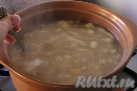 Когда картофель будет готов, делаем с помощью ложки воронку и высыпаем туда затируху, перемешиваем. Даём супу закипеть и опять делаем воронку, выливаем в неё сырое яйцо и интенсивно перемешиваем, чтобы яйцо разлезлось на маленькие нити.