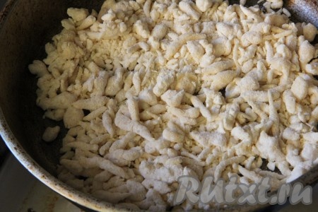 Затируху обжариваем на сухой сковороде на среднем огне в течение нескольких минут (до лёгкого потемнения), периодически помешивая. Обжаривать затируху нужно для того, чтобы в супе она не разварилась и не превратилась в кашу.