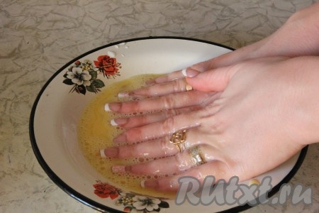 Пока варится картошка, займёмся приготовлением затирухи. Для это в одной тарелке нужно взбить вилкой до однородности 1 яйцо и 3 столовых ложки воды. Во вторую тарелку насыпать 2 стакана муки. Руки помыть хорошо с мылом и приступить к приготовлению. Окунаем руки хорошо в смесь яйца и воды.