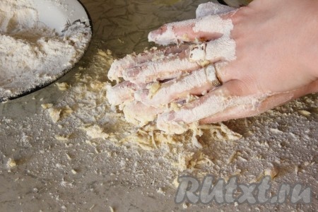 И начинаем тереть руки друг об друга, чтобы все, что налипло к рукам, начало скатываться. Когда с рук скаталось всё тесто, опять окунаем руки в яйцо и муку. Делаем это до тех пор, пока не получим нужное количество затирухи.