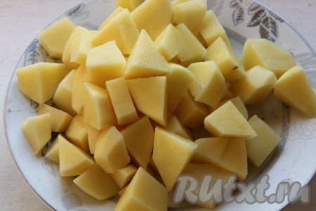 В кастрюлю выложить кусочки куриного мяса, влить 3 литра воды, поставить на огонь, после закипания, убрав пену, варить минут 30 (до готовности мяса) на небольшом огне. Затем мясо достать из бульона, дать немного остыть, отделить его от костей, нарезать на части. Бульон, по желанию, процедить. В кастрюлю с бульоном выложить кусочки мяса курицы, поставить на огонь. Картошку очистить, нарезать на средние кубики, выложить в кастрюлю с закипевшим бульоном. Снова дать закипеть, посолить и варить на небольшом огне до готовности картофеля (минут 15-20).