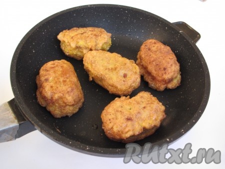 В сковороде хорошо прогреть подсолнечное масло, затем выложить мясные зразы с начинкой из яйца и лука, обжарить их с двух сторон на среднем огне до золотистой корочки. После этого налить в сковороду немного воды. Дать воде закипеть, уменьшить до минимума огонь и потушить зразы под крышкой минут 7.