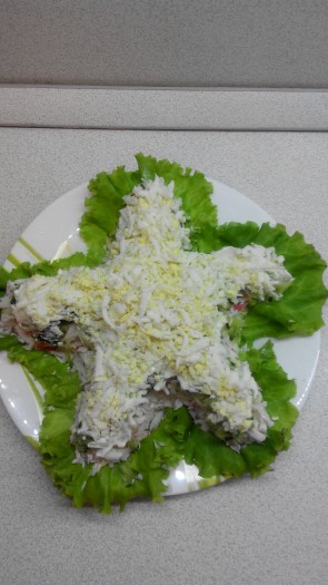 Покрываем заправкой. На огурчик - слой яиц.