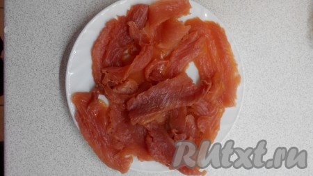 Далее выкладываем креветки. Нарезаем семгу тонкими пластинками и покрываем нашу морскую звездочку.