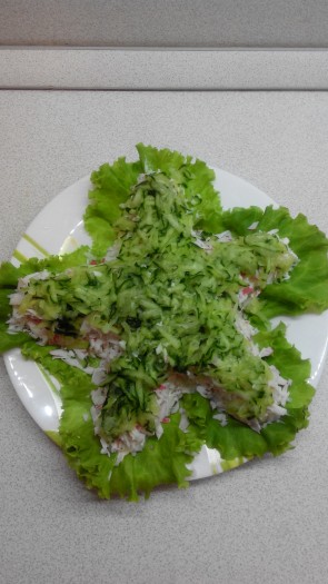 Следующим слоем выкладываем огурчик.