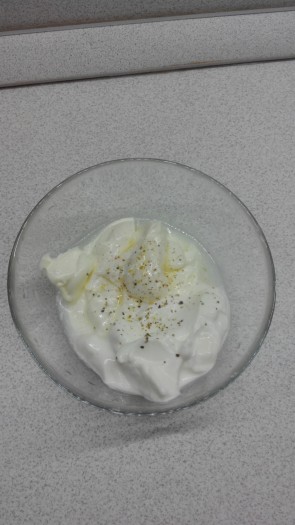 Рис, промытый под холодной проточной водой, кладем в кастрюлю и заливаем холодной водой, доводим до кипения, уменьшаем огонь, накрываем крышкой и варим до готовности, пока рис не впитает всю жидкость. Пока варится рис, подготовим салатную заправку: майонез смешиваем со сметаной, молотым перцем и 1 столовой ложкой лимонного сока.