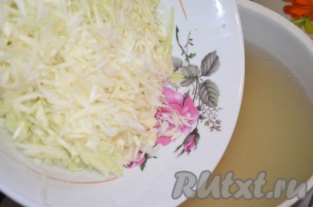 Бульон довести до кипения, положить капусту. После закипания варить 10-15 минут на небольшом огне.