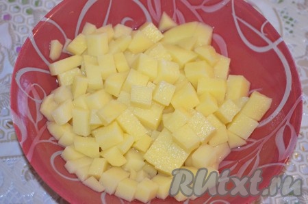 Порезать картофель маленькими кубиками.
