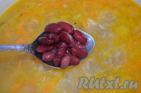 В самом конце добавляем в суп с грибами консервированную фасоль (можно с жидкостью, я слила). Кипятим суп 2 минуты и огонь выключаем.
