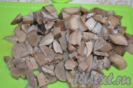 Грибы можете использовать любые: свежие, замороженные, маринованные, лесные или шампиньоны. Свежие или замороженные нужно предварительно отварить в течение 30 минут. Я использовала лесные маринованные, которые промыла водой. Грибы порезать небольшими кусочками.
