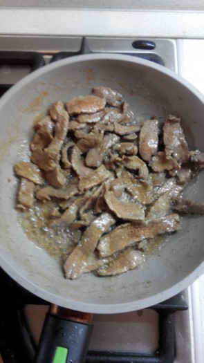 Раскалить сковороду с подсолнечным маслом. Обжарить маринованную говядину со всех сторон на сильном огне в течение 5-7 минут. Выложить в салатник.