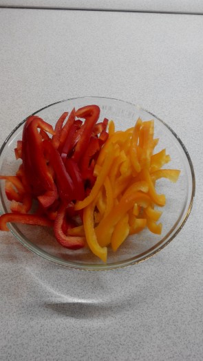 Нарезать тонкими полосками болгарские перцы, предварительно очистив их от семян.