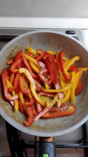 В масле, в котором жарилась говядина, обжарить болгарские перцы.