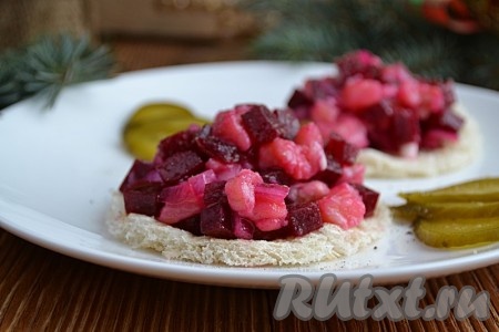 Маринованную и вареную свеклу порезать мелкими кубиками, сбрызнуть оливковым маслом и лимонным соком, перемешать. К свекле добавить лук с рыбой и перемешать. Выложить тартар  из лосося (горбуши) и свеклы на хлеб, сверху можно украсить шнит луком.
