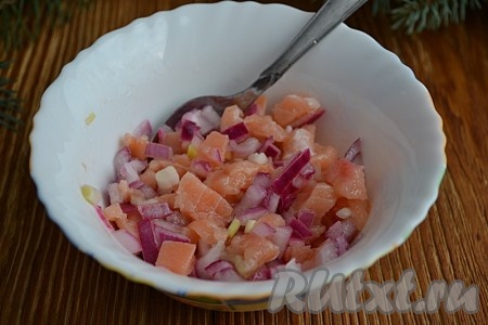 Порезать кубиками горбушу (лосось), добавить к луку и перемешать.
