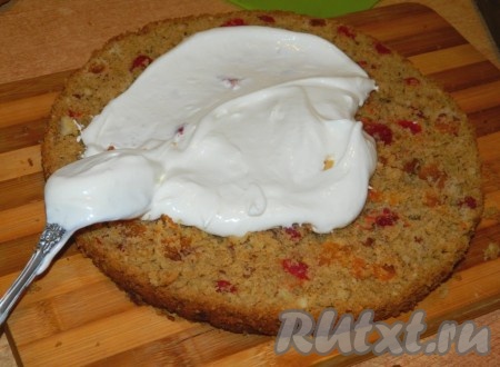 Для приготовления крема взбиваем сметану с сахарной пудрой и смазываем коржи, верх и бока торта.
