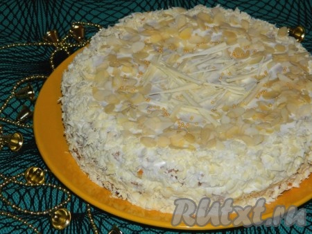 Готовый новогодний торт украшаем белым шоколадом, миндальными лепестками и убираем на несколько часов в холод для пропитки! 
