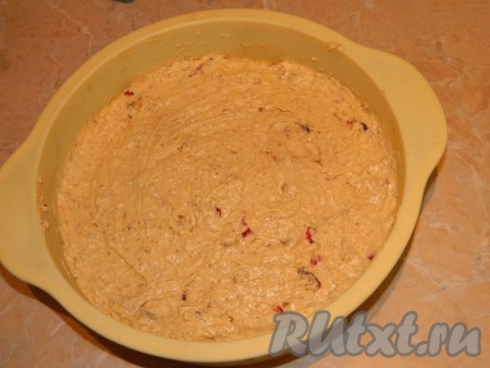 Постепенно добавляем муку. В тесто засыпаем измельченные орехи и сухофрукты. Полученное тесто перекладываем в форму, смазанную маслом, разравниваем и ставим в разогретую духовку на 40 минут при температуре 180 градусов.
