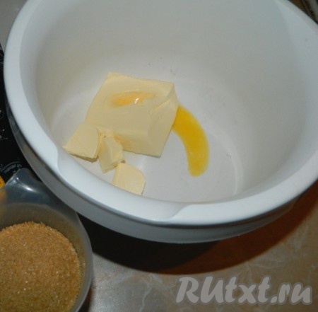 Замачиваем сухофрукты в кипятке. Затем мягкое сливочное масло взбиваем с сахаром.
