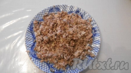 Вилкой измельчить рыбные консервы. Натереть сыр на тёрке.
