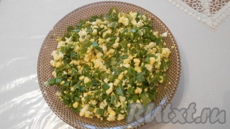 Измельчить яйца, зелень, перемешать, посолить по вкусу.
