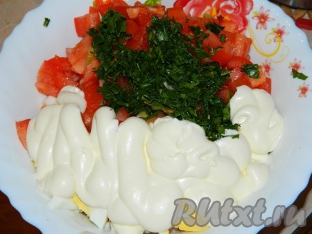 Заранее отвариваем вкрутую яйца (в течение минут 10 после закипания воды), даём остыть, очищаем. Нарезаем яйца на небольшие кубики. Помидоры и зелень моем, обсушиваем. Зелень нарезаем мелко, помидоры - на средние кубики. В салат из курицы, ветчины и сыра добавляем яйца, помидоры, зелень, заправляем майонезом, немного досаливаем.