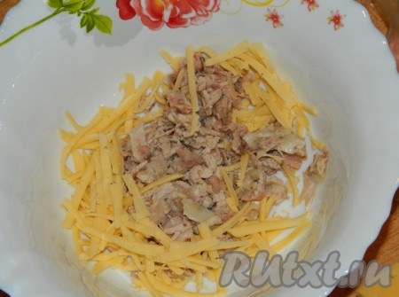 Куриное мясо (можно взять куриное филе или бёдра) отвариваем в подсоленной воде в течение 30-35 минут с момента закипания воды. Достаём готовое мясо, даём остыть, после этого, если есть кости, удаляем их. Яйца отвариваем. Куриное мясо нарезаем на кусочки, складываем в миску, добавляем сыр, натёртый на крупной тёрке.