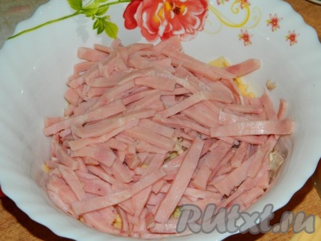 Нарезаем ветчину достаточно тонкой соломкой добавляем в салат из курицы и сыра.