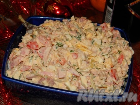 Вкусный, аппетитный, сочный салат, приготовленный с курицей, ветчиной и помидорами, выкладываем в салатник и сразу можно подавать его к повседневному или к праздничному столу.